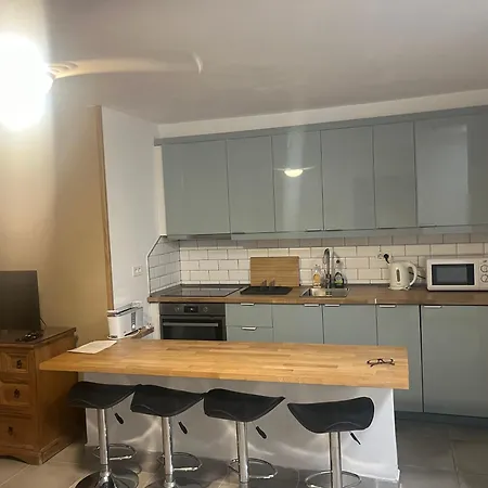 2-bed - Sleeps 5 - Outdoor Pool Appartement