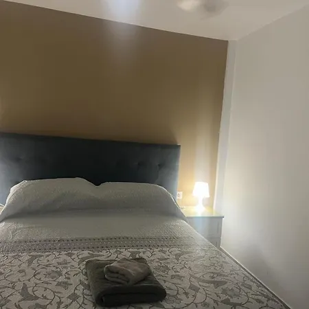 2-Bed Apartment In Arona Sleeps 5 W Outdoor Pool Apartamento