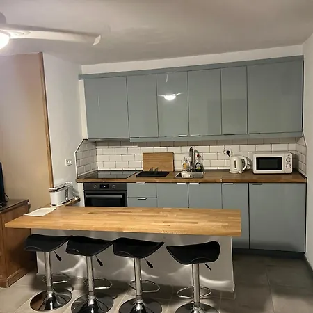 2-bed Sleeps 5 With Pool & Parking
