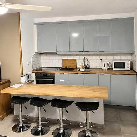 2-bed Sleeps 5 With Pool & Parking